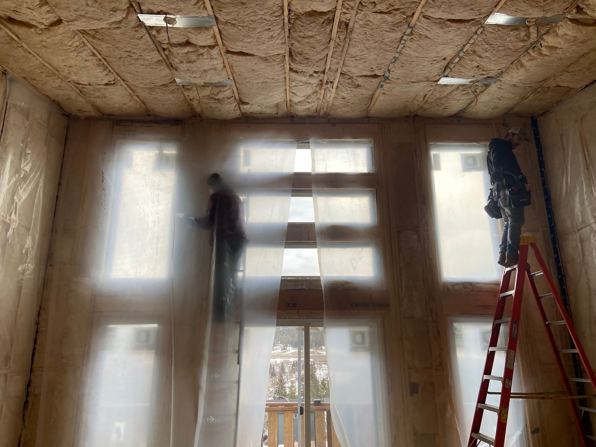 Trabajadores de la construcción aíslan la casa
